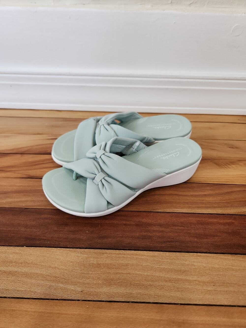 Clarks Cloudsteppers Breezerae Cam Bow Slide Sandals Light Green Sage 7M